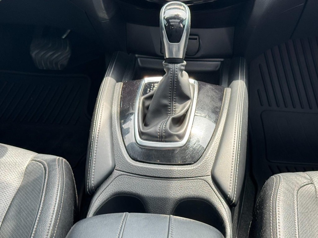 Nissan Rogue Vehicle Full-screen Gallery Image 16