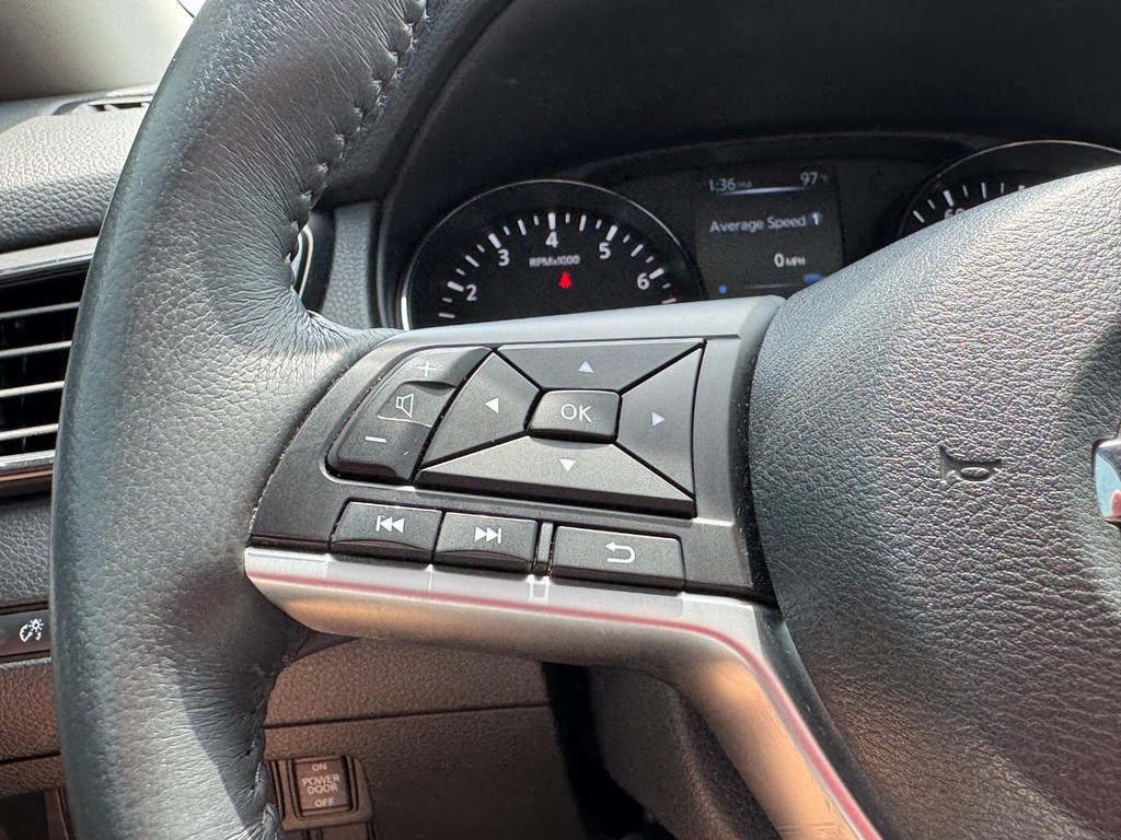 Nissan Rogue Vehicle Full-screen Gallery Image 18