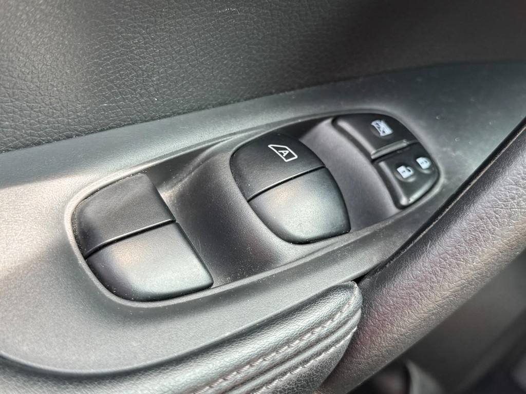 Nissan Rogue Vehicle Full-screen Gallery Image 25