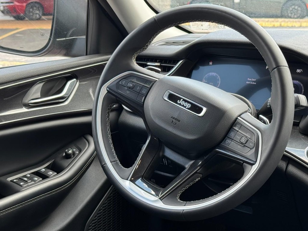 Jeep Grand Cherokee Vehicle Full-screen Gallery Image 14