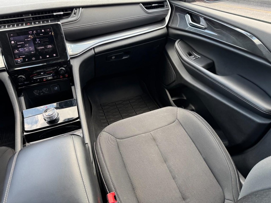 Jeep Grand Cherokee Vehicle Full-screen Gallery Image 17