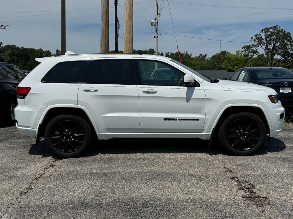 Jeep Grand Cherokee Vehicle Full-screen Gallery Image 02