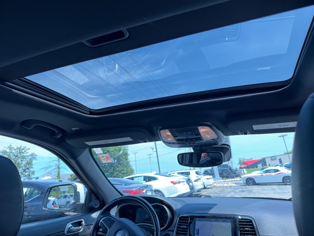 Jeep Grand Cherokee Vehicle Full-screen Gallery Image 13