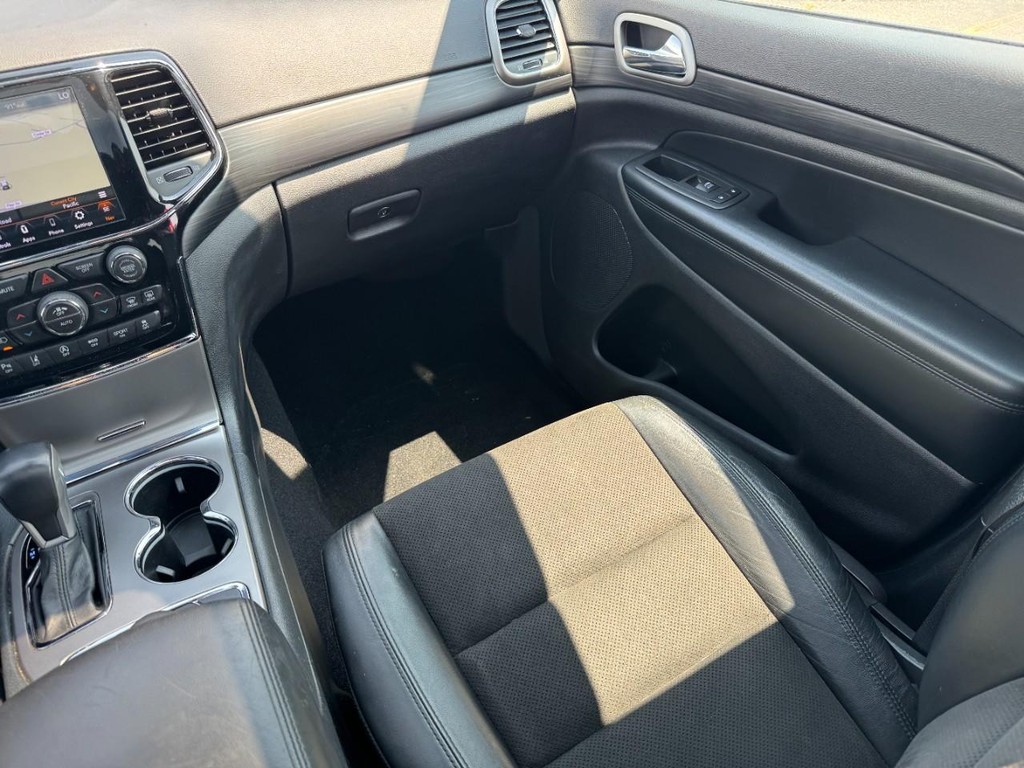 Jeep Grand Cherokee Vehicle Full-screen Gallery Image 18