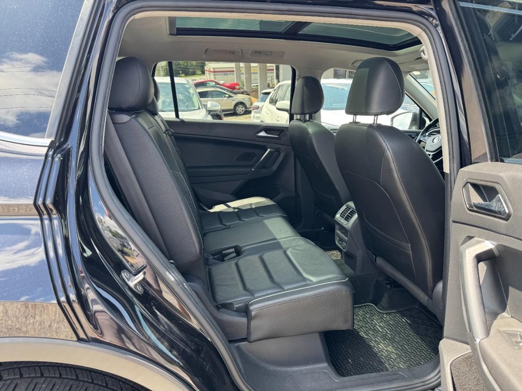 Volkswagen Tiguan Vehicle Full-screen Gallery Image 12