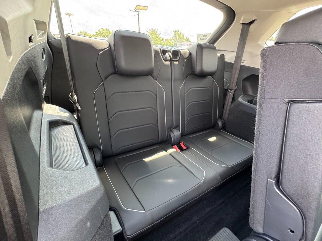 Volkswagen Tiguan Vehicle Full-screen Gallery Image 13