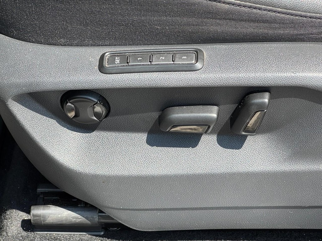 Volkswagen Tiguan Vehicle Full-screen Gallery Image 27