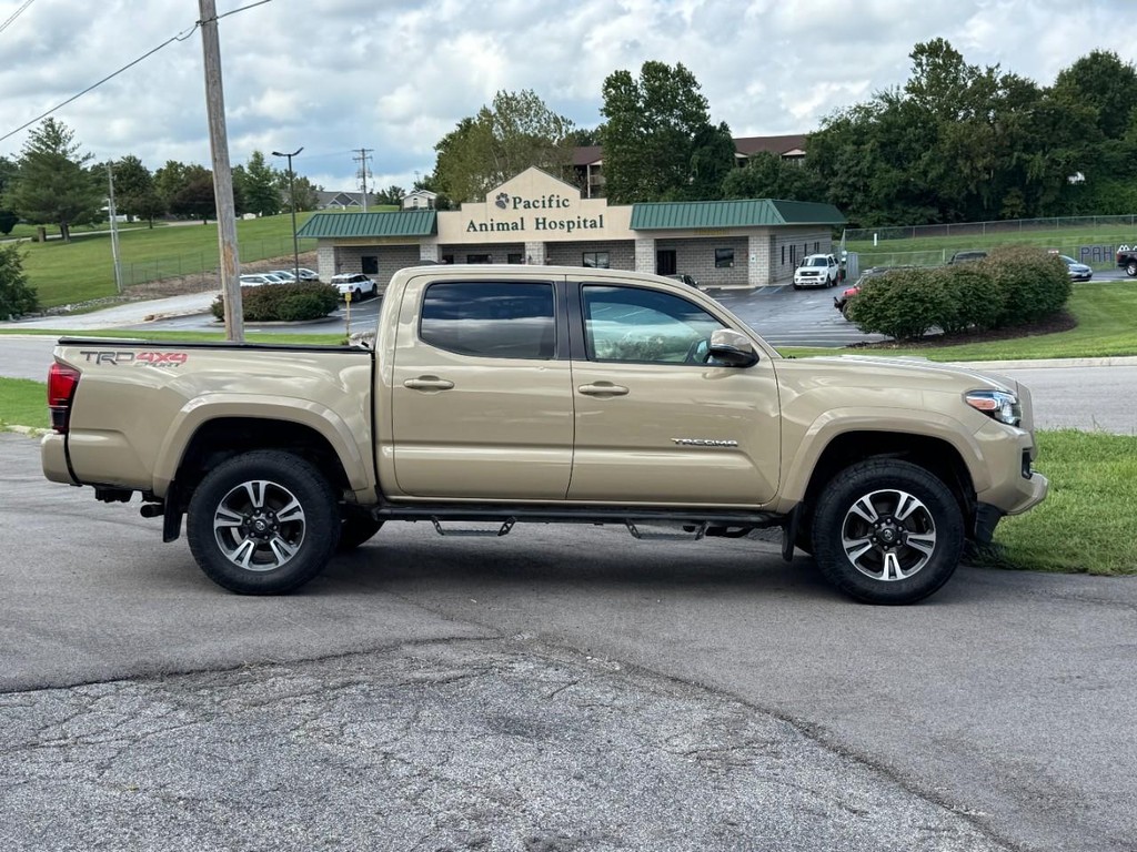 Toyota Tacoma 4WD Vehicle Full-screen Gallery Image 02
