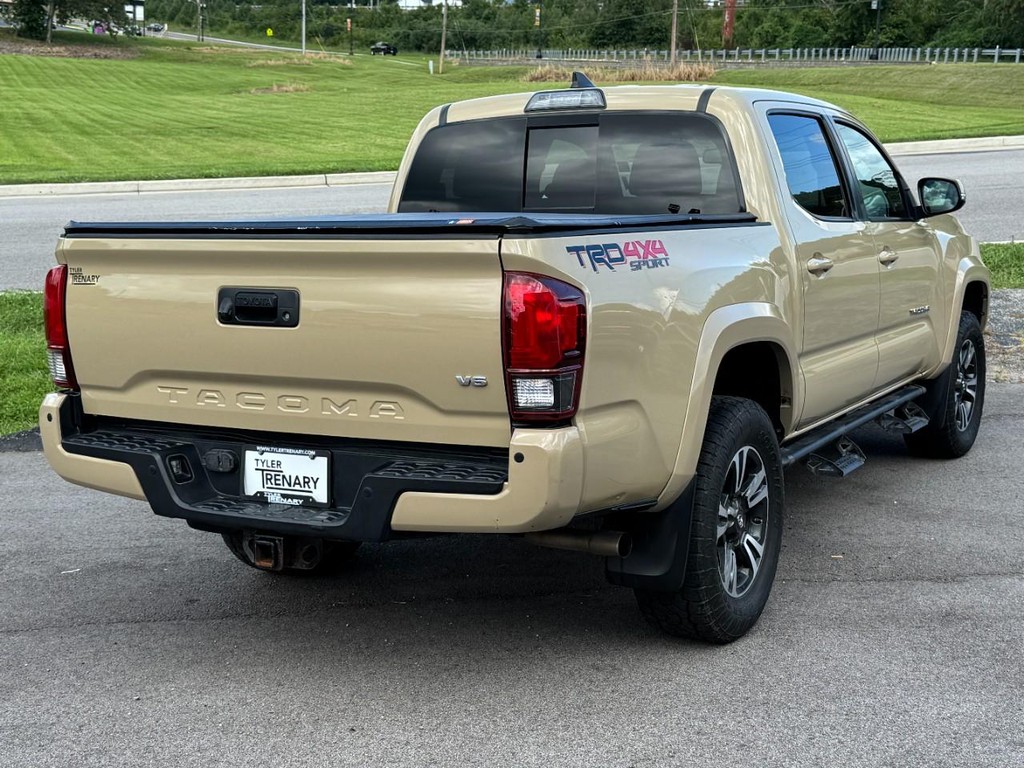 Toyota Tacoma 4WD Vehicle Full-screen Gallery Image 04