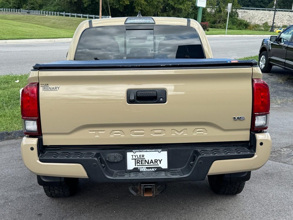 Toyota Tacoma 4WD Vehicle Full-screen Gallery Image 05