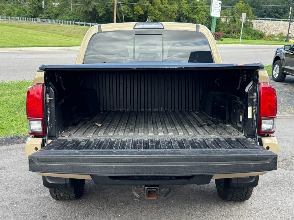 Toyota Tacoma 4WD Vehicle Full-screen Gallery Image 06