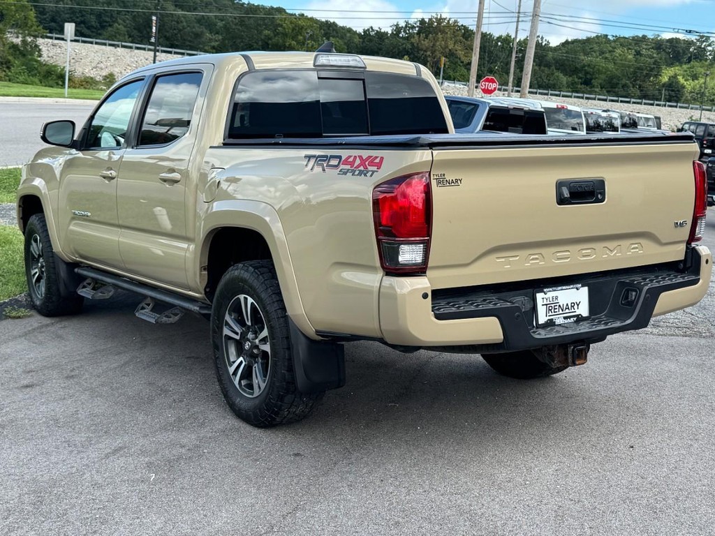 Toyota Tacoma 4WD Vehicle Full-screen Gallery Image 07