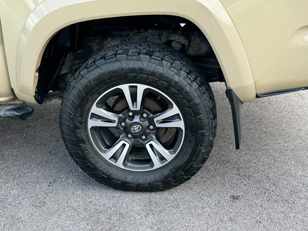 Toyota Tacoma 4WD Vehicle Full-screen Gallery Image 09