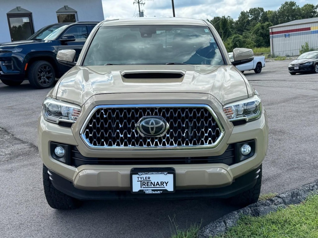 Toyota Tacoma 4WD Vehicle Full-screen Gallery Image 11