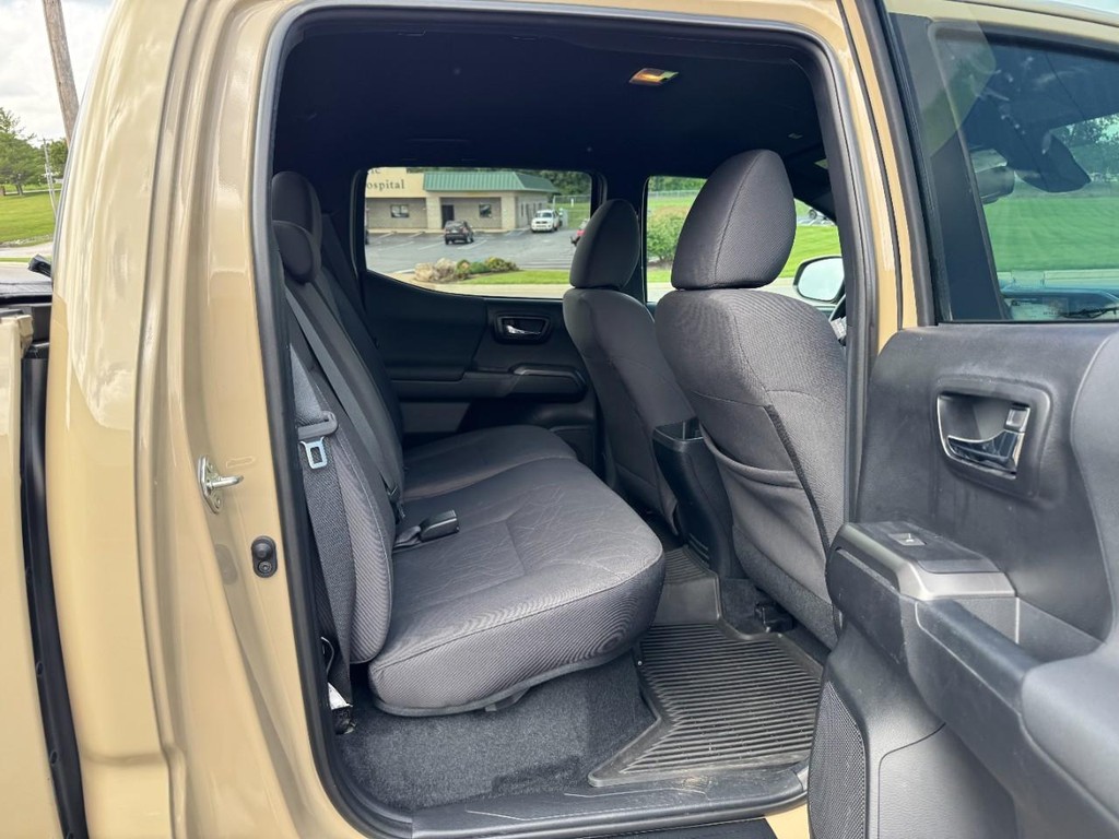 Toyota Tacoma 4WD Vehicle Full-screen Gallery Image 12