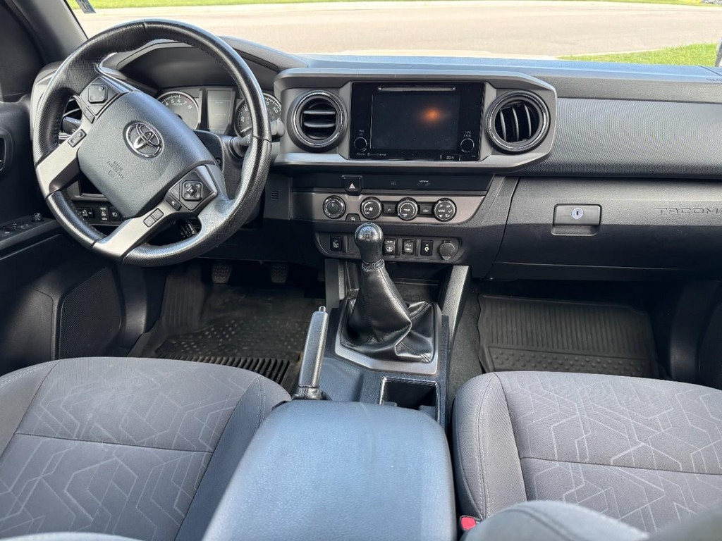 Toyota Tacoma 4WD Vehicle Full-screen Gallery Image 13