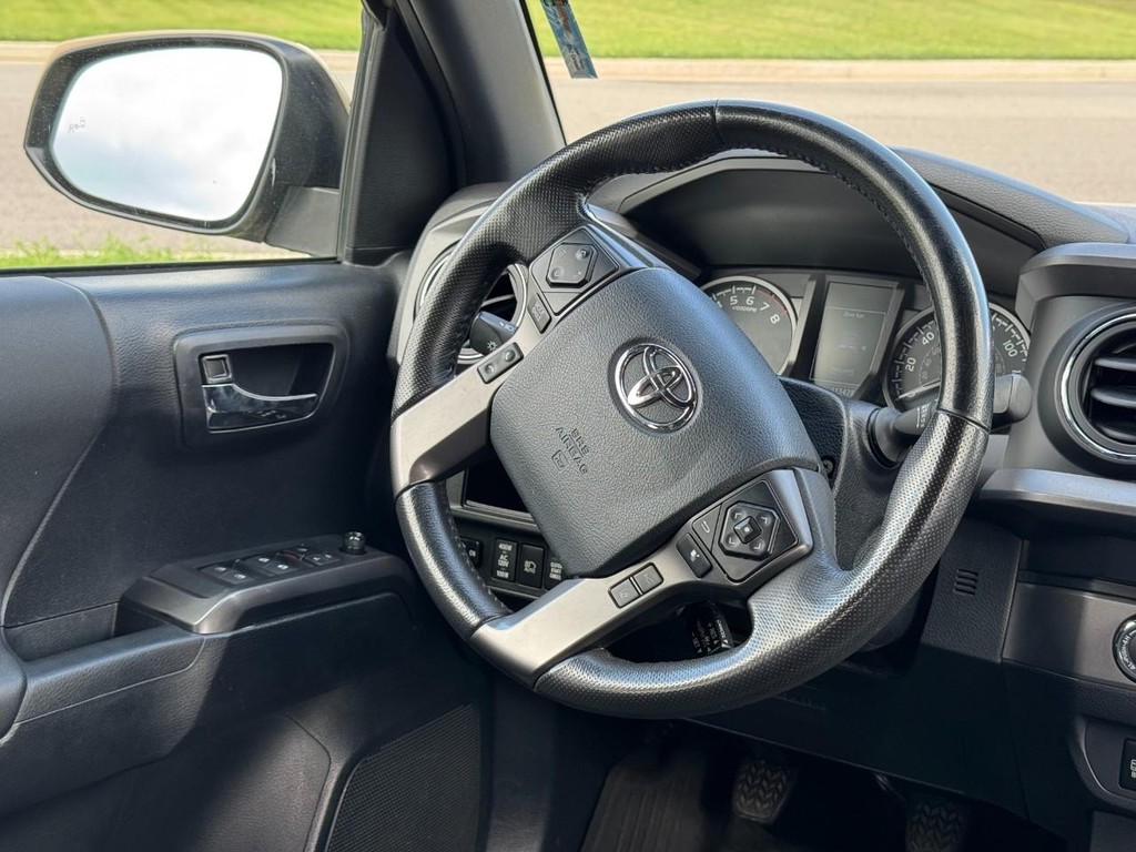 Toyota Tacoma 4WD Vehicle Full-screen Gallery Image 14