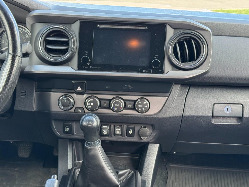 Toyota Tacoma 4WD Vehicle Full-screen Gallery Image 15