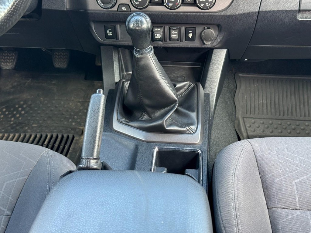 Toyota Tacoma 4WD Vehicle Full-screen Gallery Image 16