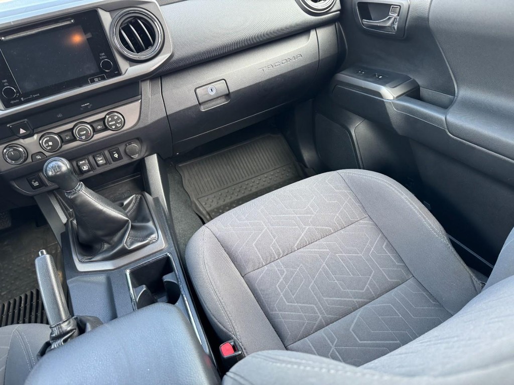 Toyota Tacoma 4WD Vehicle Full-screen Gallery Image 17
