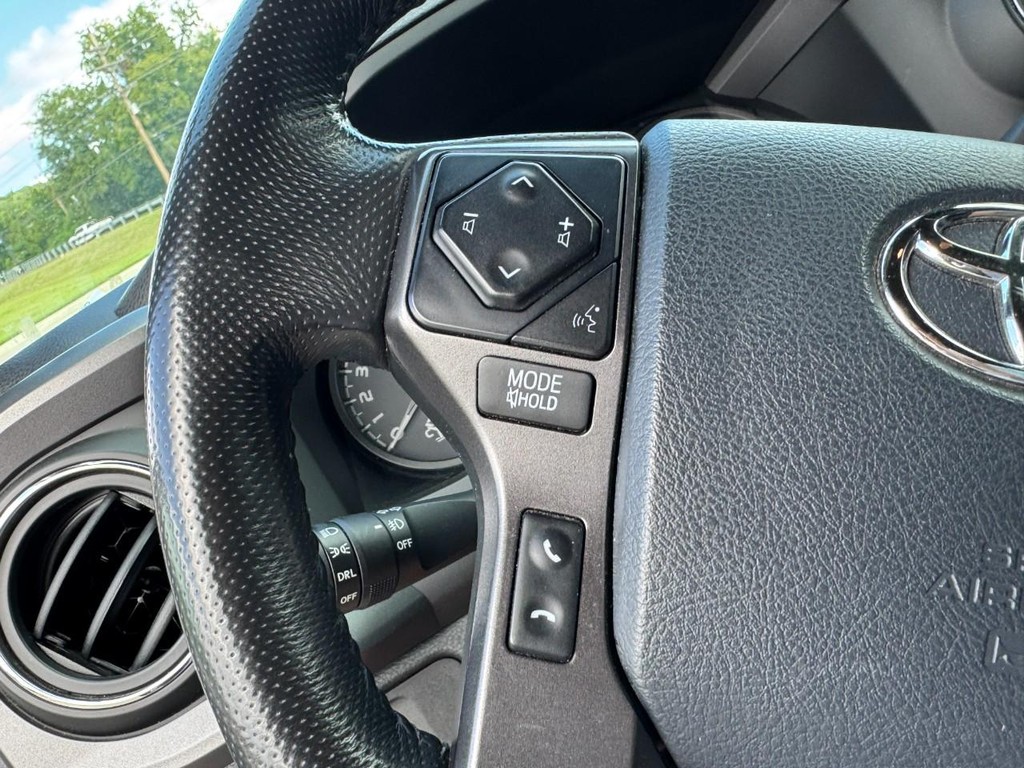 Toyota Tacoma 4WD Vehicle Full-screen Gallery Image 18
