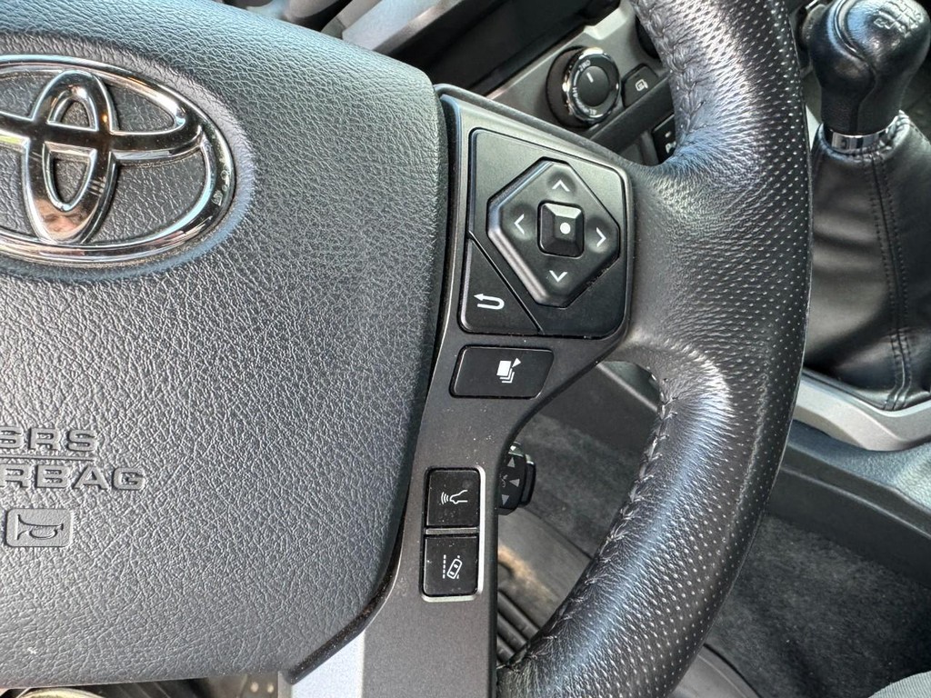 Toyota Tacoma 4WD Vehicle Full-screen Gallery Image 19