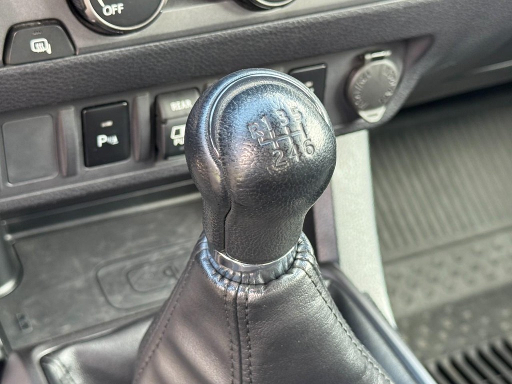 Toyota Tacoma 4WD Vehicle Full-screen Gallery Image 21