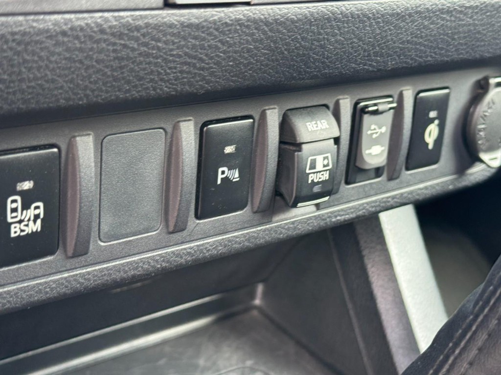Toyota Tacoma 4WD Vehicle Full-screen Gallery Image 22