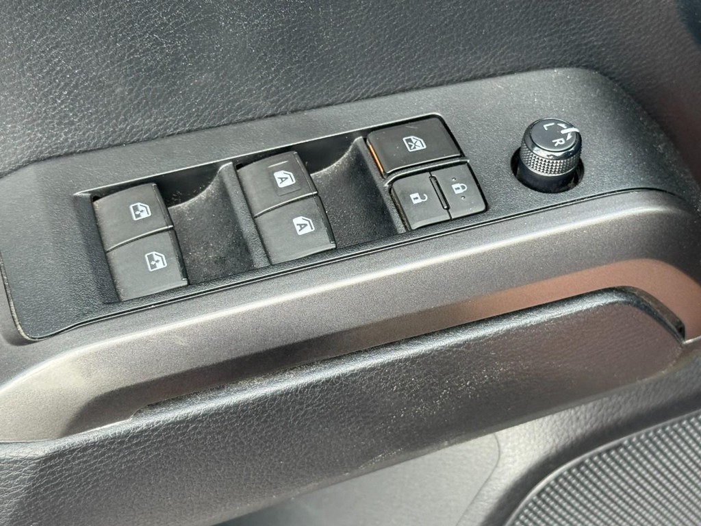 Toyota Tacoma 4WD Vehicle Full-screen Gallery Image 23