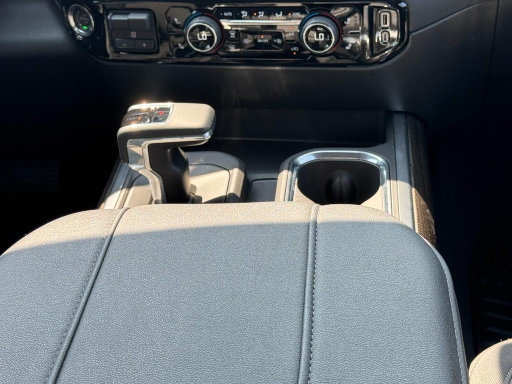 Chevrolet Silverado 1500 Vehicle Full-screen Gallery Image 16