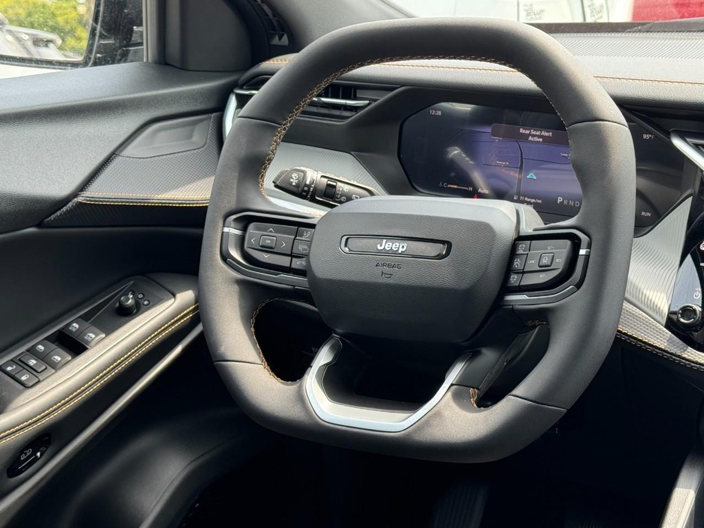 Jeep Cherokee Vehicle Full-screen Gallery Image 09