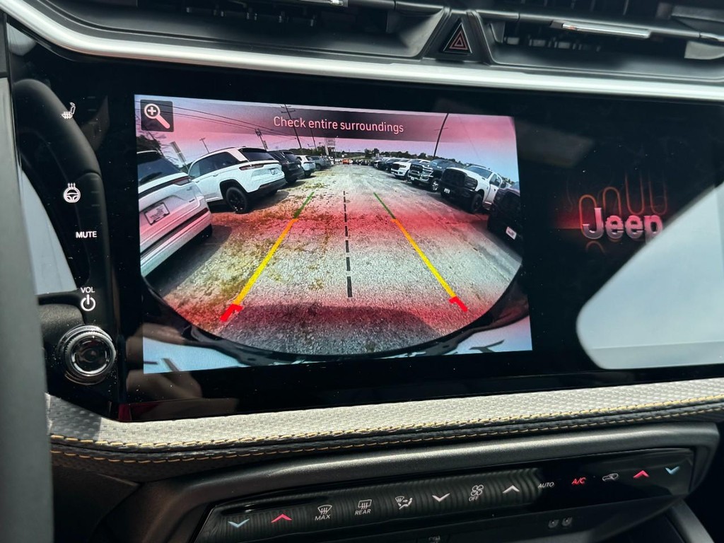 Jeep Cherokee Vehicle Full-screen Gallery Image 17