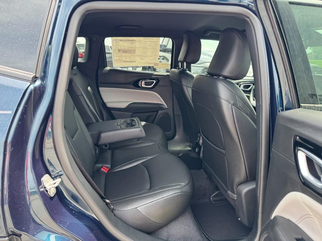 Jeep Compass Vehicle Full-screen Gallery Image 06