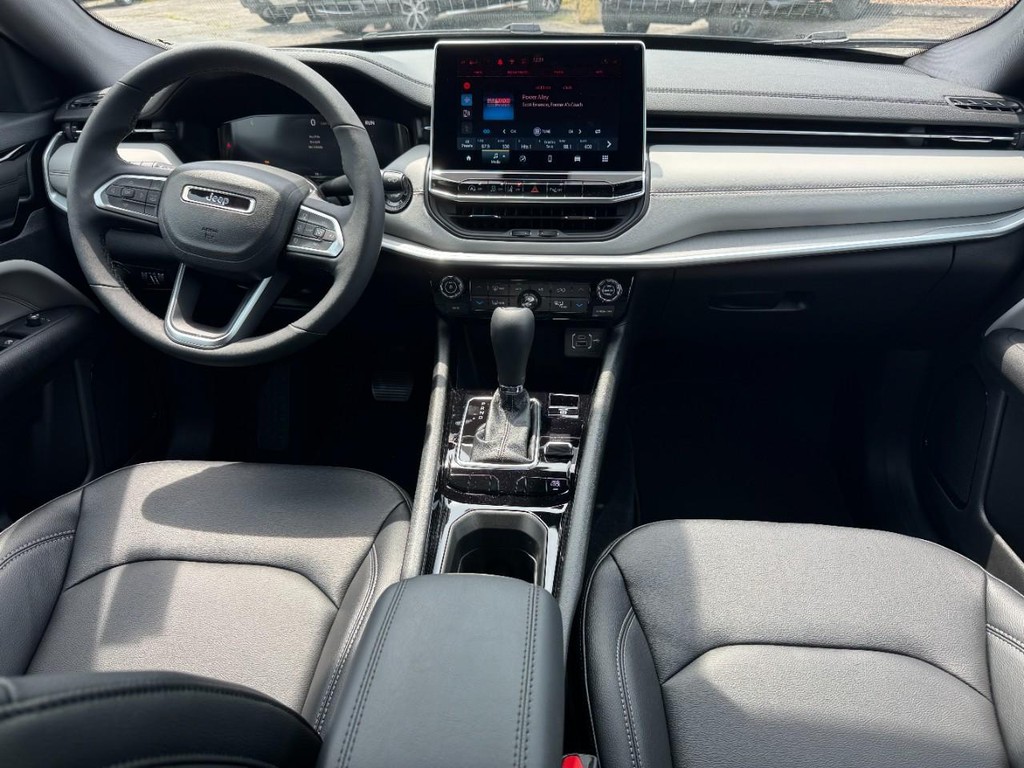 Jeep Compass Vehicle Full-screen Gallery Image 07