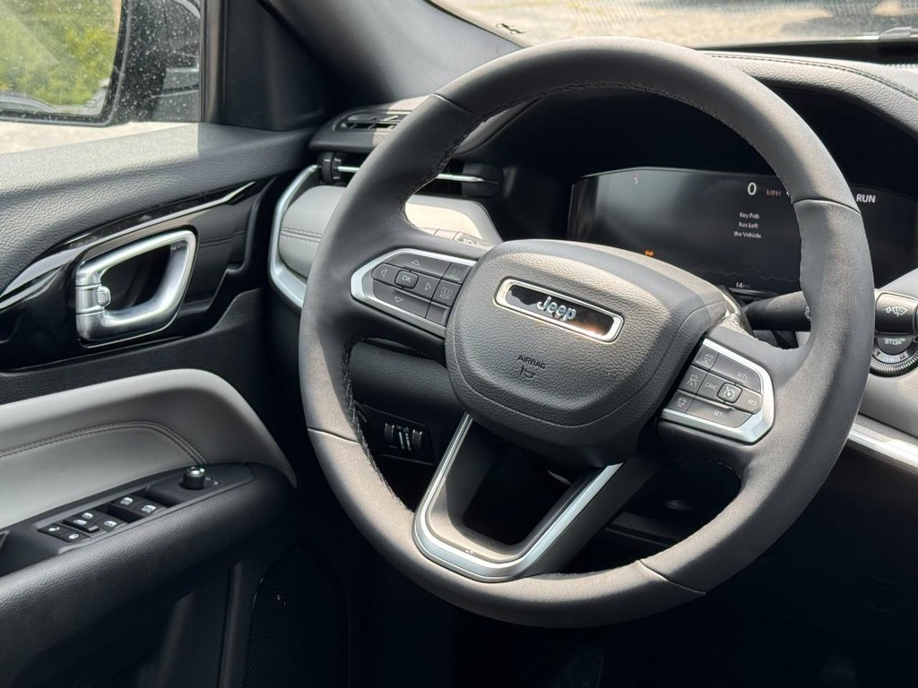 Jeep Compass Vehicle Full-screen Gallery Image 09