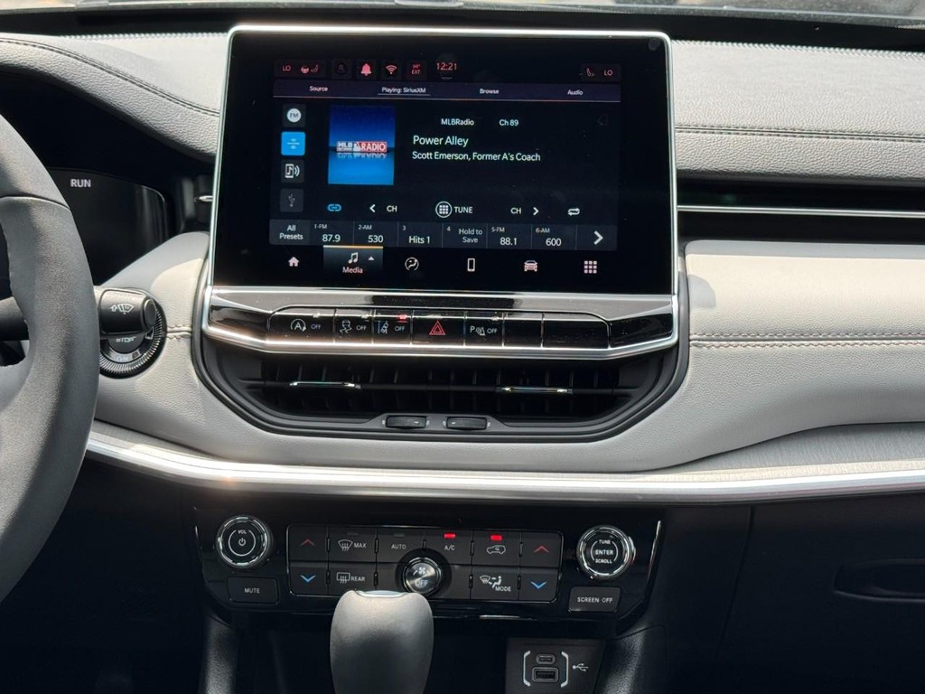 Jeep Compass Vehicle Full-screen Gallery Image 10