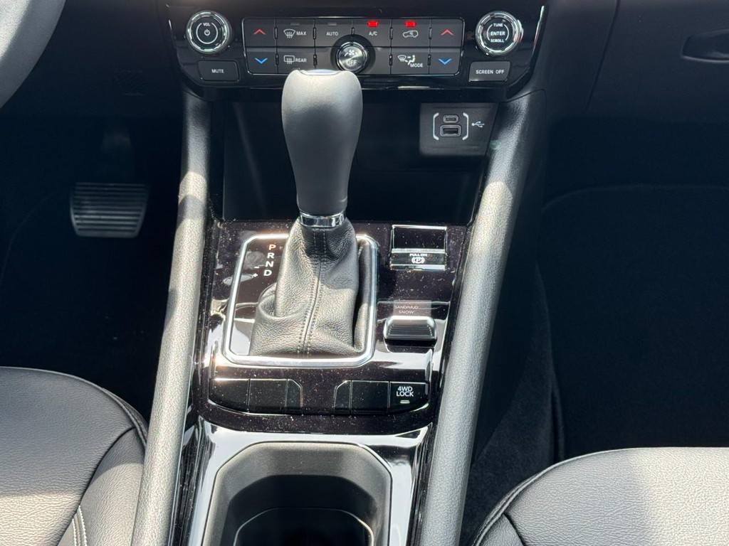 Jeep Compass Vehicle Full-screen Gallery Image 11