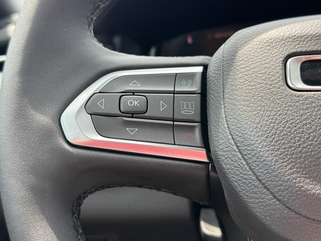 Jeep Compass Vehicle Full-screen Gallery Image 12