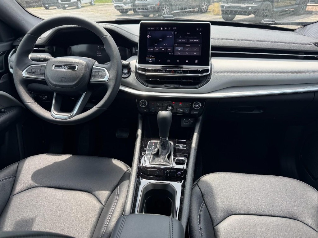 Jeep Compass Vehicle Full-screen Gallery Image 07