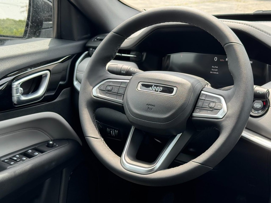 Jeep Compass Vehicle Full-screen Gallery Image 09