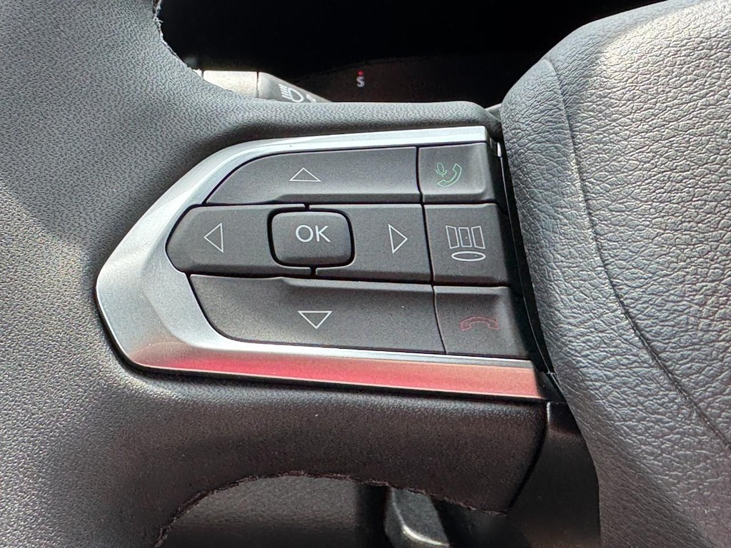 Jeep Compass Vehicle Full-screen Gallery Image 12