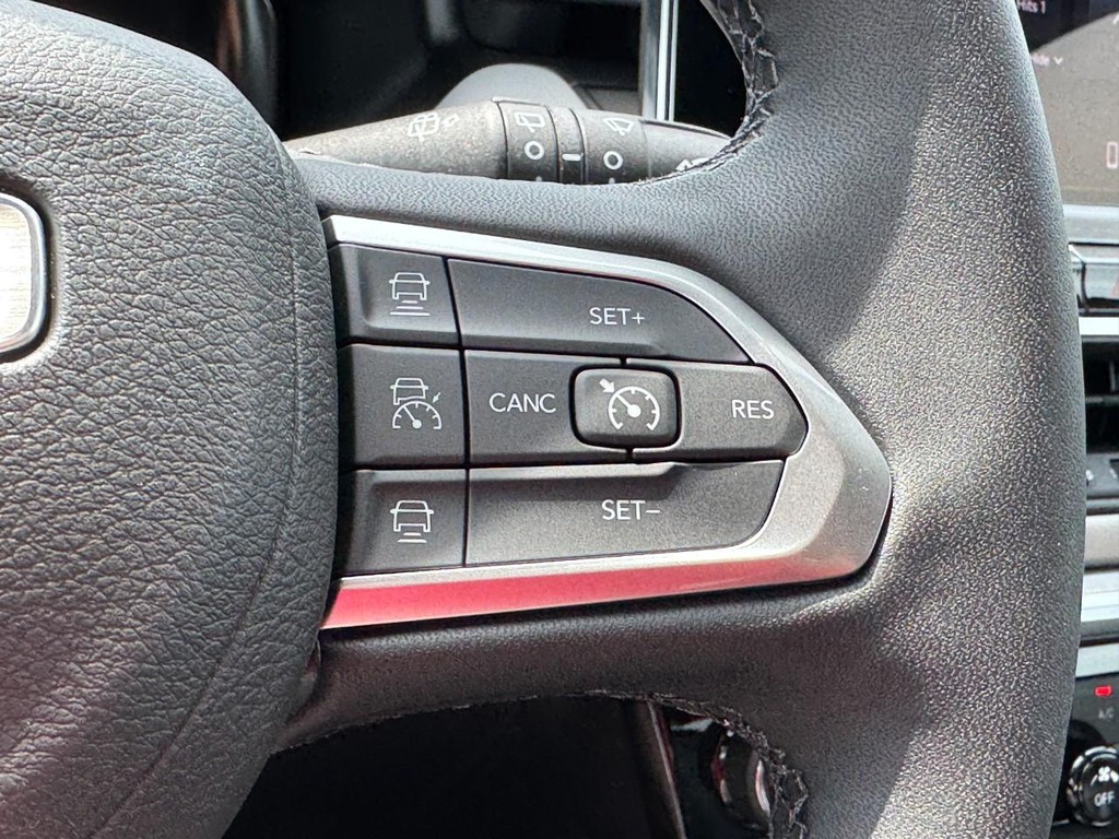Jeep Compass Vehicle Full-screen Gallery Image 13