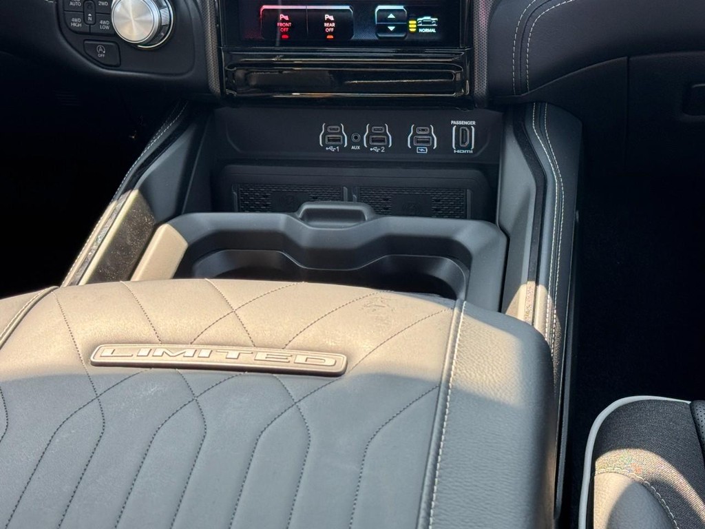Ram 1500 Vehicle Full-screen Gallery Image 11