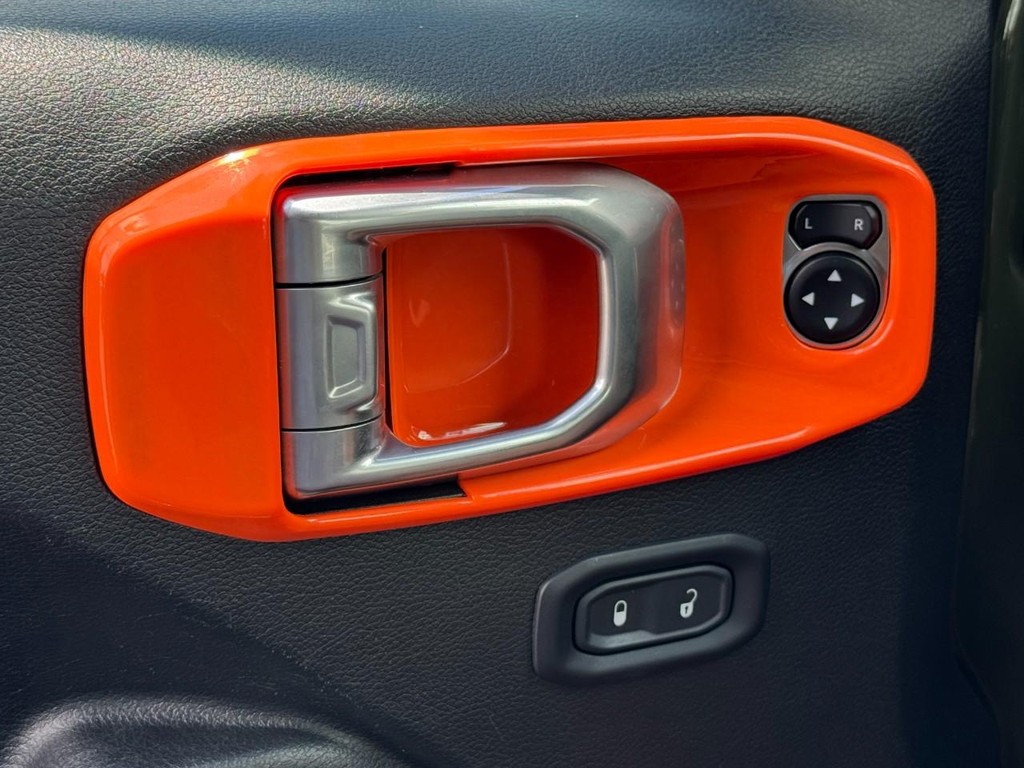 Jeep Wrangler Vehicle Full-screen Gallery Image 25