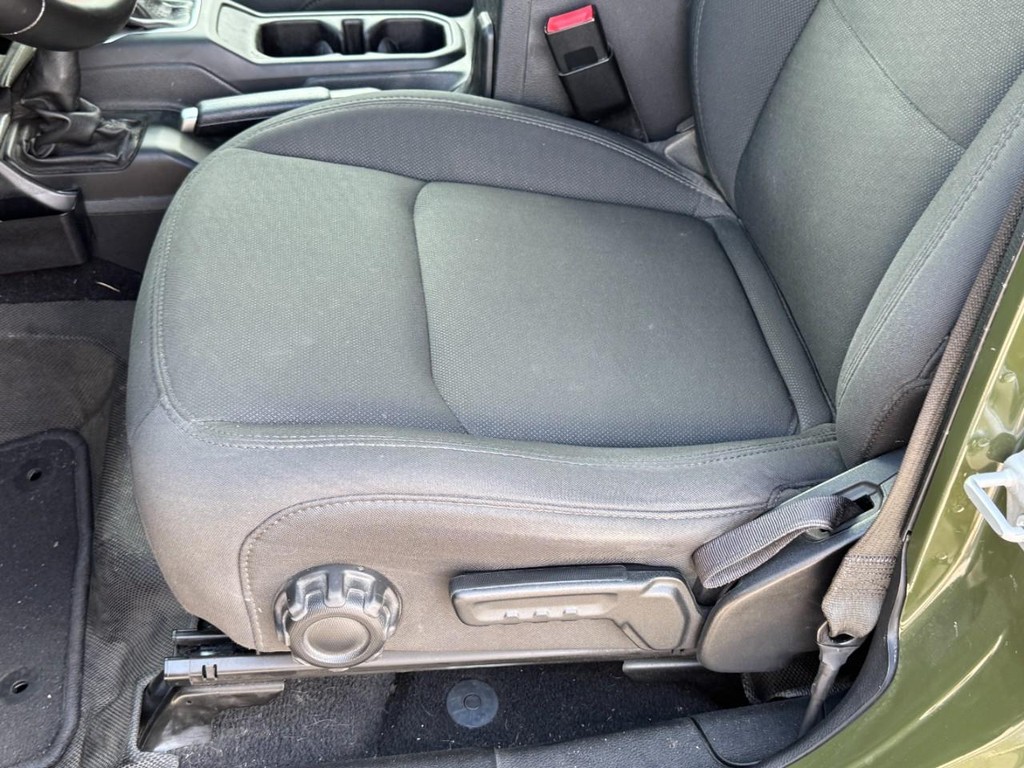 Jeep Wrangler Vehicle Full-screen Gallery Image 26