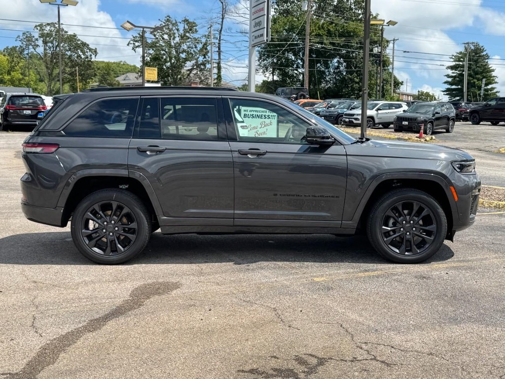 Jeep Grand Cherokee Vehicle Full-screen Gallery Image 02