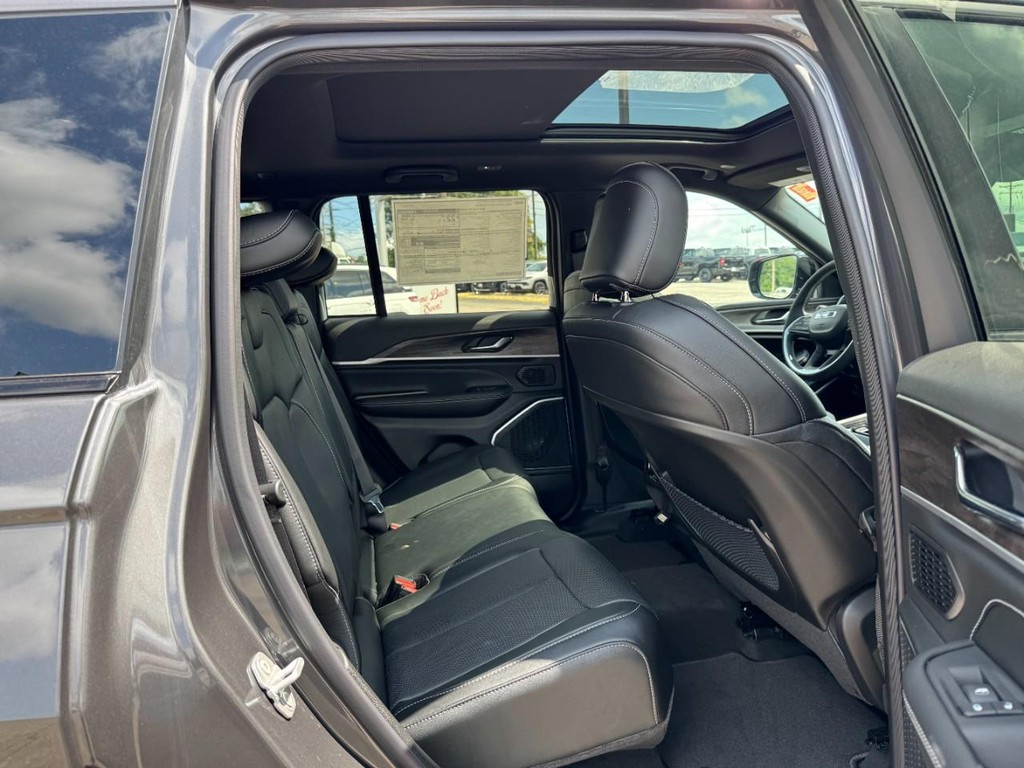 Jeep Grand Cherokee Vehicle Full-screen Gallery Image 06