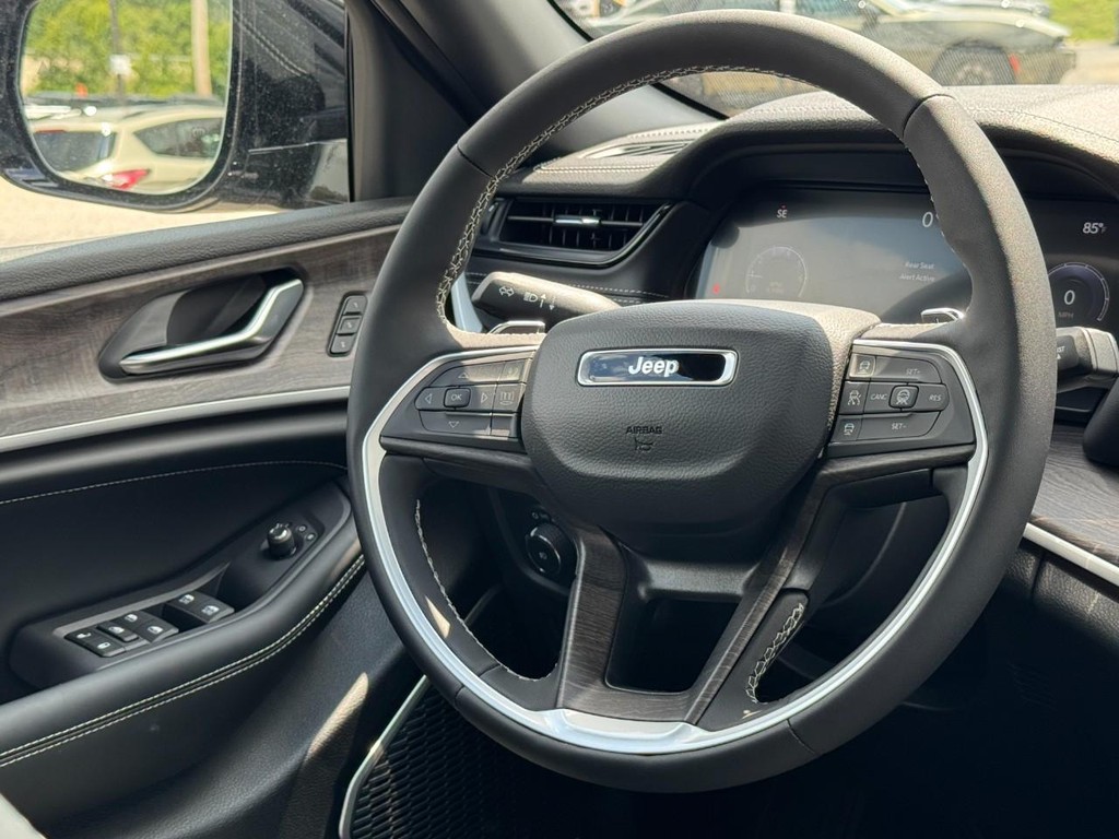 Jeep Grand Cherokee Vehicle Full-screen Gallery Image 09