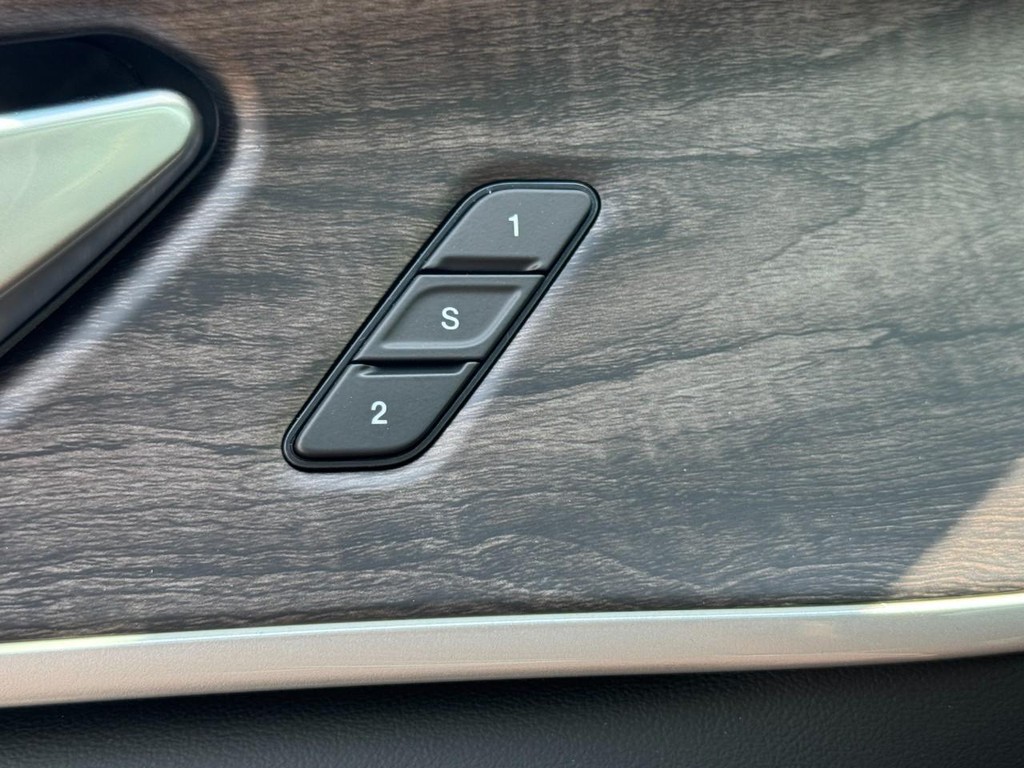 Jeep Grand Cherokee Vehicle Full-screen Gallery Image 12