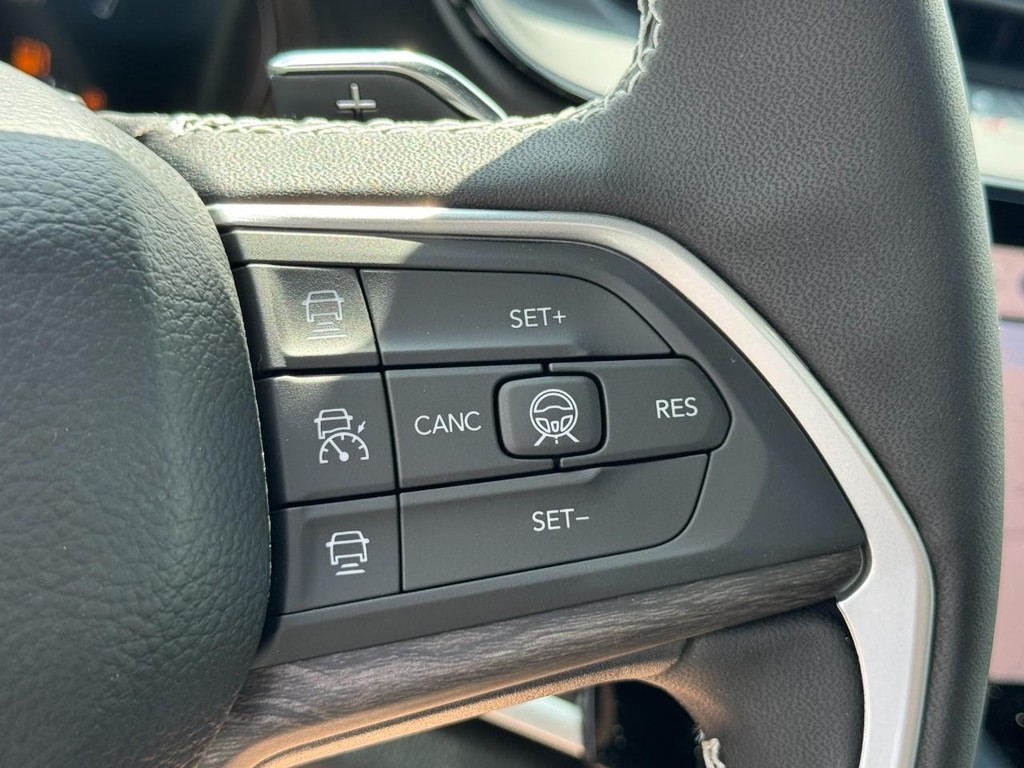 Jeep Grand Cherokee Vehicle Full-screen Gallery Image 14